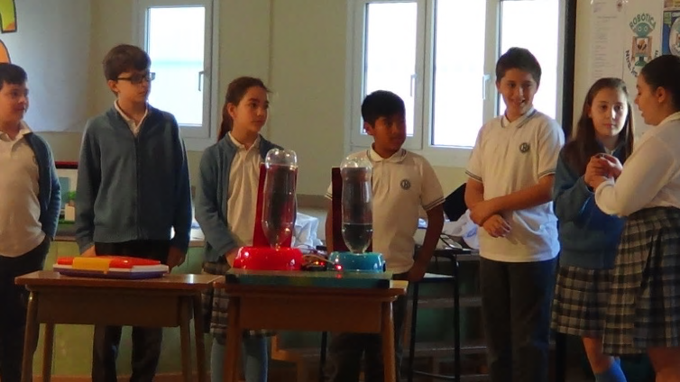 Grupo de personas alrededor de una mesa

Descripci&oacute;n generada autom&aacute;ticamente