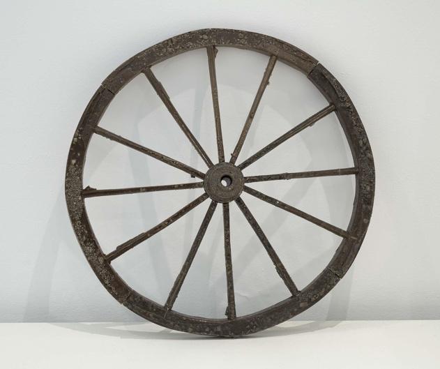 Bicicleta recargada en la pared

El contenido generado por IA puede ser incorrecto.