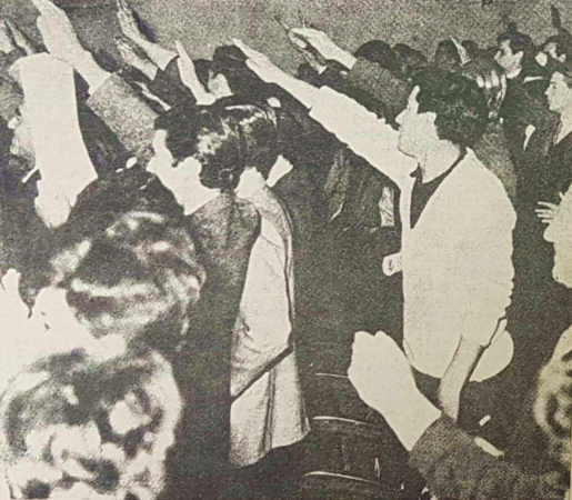 Foto en blanco y negro de un grupo de personas

Descripci&oacute;n generada autom&aacute;ticamente